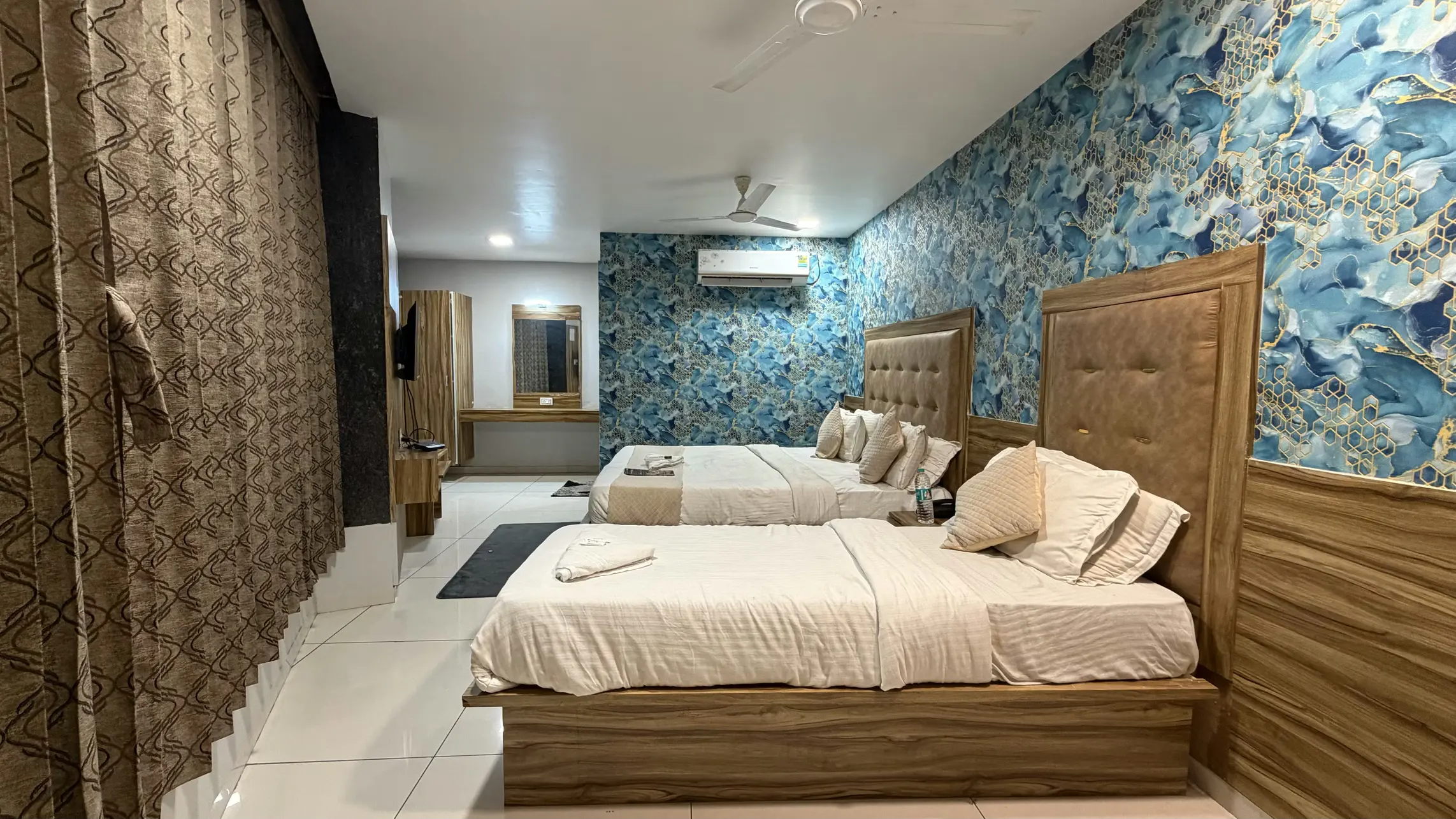 Hotel Silver Inn room interior